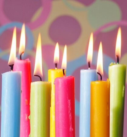O Fascínio das Velas Coloridas para Decoração e Devoção