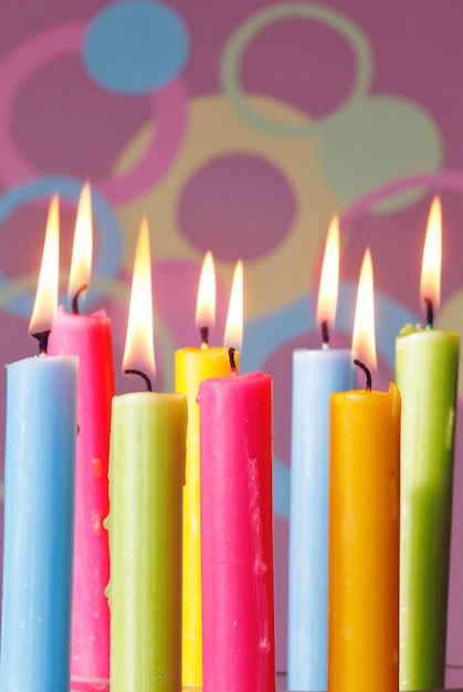 O Fascínio das Velas Coloridas para Decoração e Devoção
